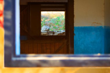 Boş bir ahır resmi. Renkli doğal arkaplan.