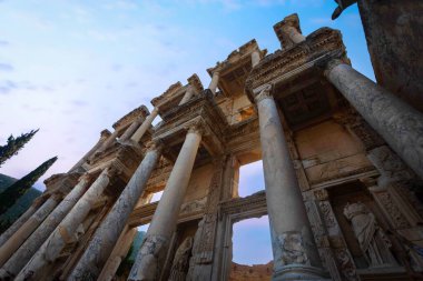 Antik ephesus şehri. İzmir Seluk. Türkiye 'de ulusal ve uluslararası turistlerin büyük ilgi çektiği antik kentlerden biridir. 2015 yılında harabeler UNESCO olarak belirlendi..
