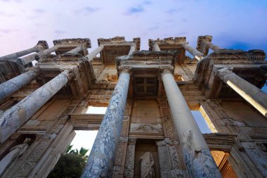 Antik ephesus şehri. İzmir Seluk. Türkiye 'de ulusal ve uluslararası turistlerin büyük ilgi çektiği antik kentlerden biridir. 2015 yılında harabeler UNESCO olarak belirlendi..