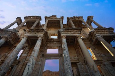 Antik ephesus şehri. İzmir Seluk. Türkiye 'de ulusal ve uluslararası turistlerin büyük ilgi çektiği antik kentlerden biridir. 2015 yılında harabeler UNESCO olarak belirlendi..