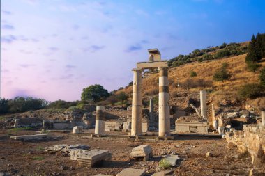 Antik ephesus şehri. İzmir Seluk. Türkiye 'de ulusal ve uluslararası turistlerin büyük ilgi çektiği antik kentlerden biridir. 2015 yılında harabeler UNESCO olarak belirlendi..