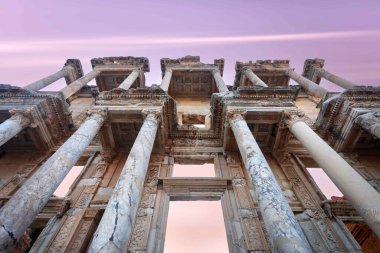 Antik ephesus şehri. İzmir Seluk. Türkiye 'de ulusal ve uluslararası turistlerin büyük ilgi çektiği antik kentlerden biridir. 2015 yılında harabeler UNESCO olarak belirlendi..