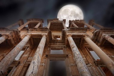 Antik ephesus şehri. İzmir Seluk. Türkiye 'de ulusal ve uluslararası turistlerin büyük ilgi çektiği antik kentlerden biridir. 2015 yılında harabeler UNESCO olarak belirlendi..