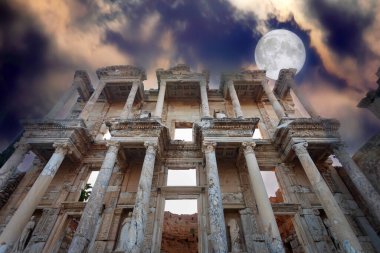 Antik ephesus şehri. İzmir Seluk. Türkiye 'de ulusal ve uluslararası turistlerin büyük ilgi çektiği antik kentlerden biridir. 2015 yılında harabeler UNESCO olarak belirlendi..