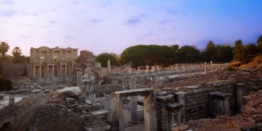 Antik ephesus şehri. İzmir Seluk. Türkiye 'de ulusal ve uluslararası turistlerin büyük ilgi çektiği antik kentlerden biridir. 2015 yılında harabeler UNESCO olarak belirlendi..