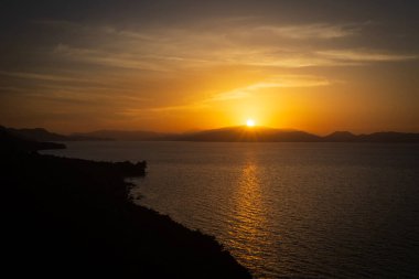 Ege Denizi 'nden bir manzara. Gün batımında çekilmiş bir manzara fotoğrafı..