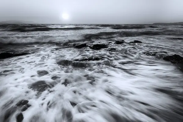 海景日落时用长期曝光技术拍摄的海景黑白分明的自然景观 — 图库照片