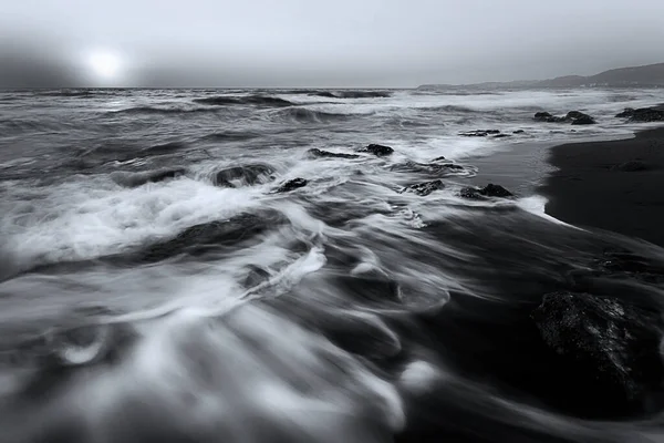 日没時に長い露出技術を用いて撮影された海底 黒と白の自然の風景 — ストック写真