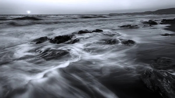 Eine Mit Langzeitbelichtung Fotografierte Meereslandschaft Bei Sonnenuntergang Schwarz Weiße Naturlandschaft — Stockfoto