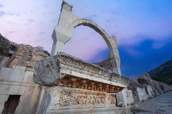 에페소스의 셀룩이요 그것은 관광객으로부터 관심을 터키의 하나입니다 2015년에는 유네스코 세계문화유산으로 — 스톡 사진