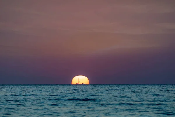 Gün Batımı Manzarası Denizde Batan Bir Güneş Güneşin Önünden Geçen — Stok fotoğraf