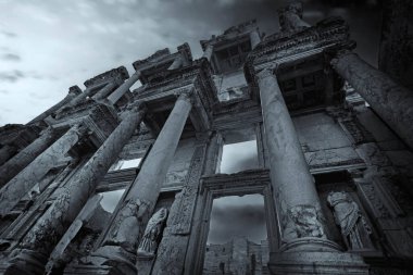 Antik ephesus şehri. İzmir Seluk. Türkiye 'de ulusal ve uluslararası turistlerin büyük ilgi çektiği antik kentlerden biridir. 2015 yılında harabeler UNESCO olarak belirlendi..