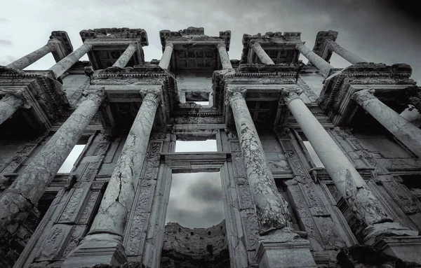 Antik ephesus şehri. İzmir Seluk. Türkiye 'de ulusal ve uluslararası turistlerin büyük ilgi çektiği antik kentlerden biridir. 2015 yılında harabeler UNESCO olarak belirlendi..