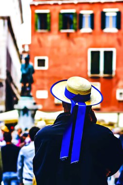Kalabalıkta müşterilerini bekleyen bir gondolcu. Canlı renkleri gösteren efektli fotoğraflar. Not: Fotoğraflar yapay zekanın ürünü değildir..