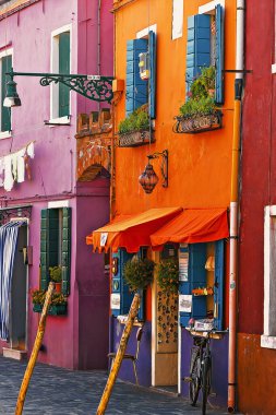 Burano, İtalya. Ünlü renkli burano evleri. Burano adası Venedik İtalya. Canlı renkleri gösteren efektli fotoğraflar. Not: Fotoğraflar yapay zekanın ürünü değildir..