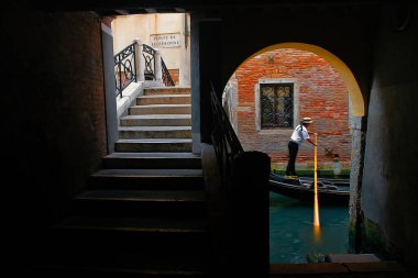 Venedik 'in ünlü köprüsü ve kanalı aynı fotoğrafta. Canlı renkleri gösteren efektli fotoğraflar. Not: Fotoğraflar yapay zekanın ürünü değildir..