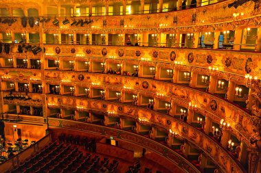 Venedik 'in ünlü opera binası. Fenice Opera Binası. Canlı renkleri gösteren efektli fotoğraflar. Not: Fotoğraflar yapay zekanın ürünü değildir..