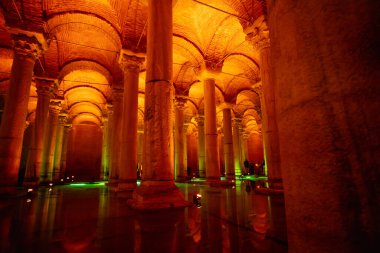 İstanbul 'un en ünlü turistik yerlerinden biri. Bazilika Sarnıcı.