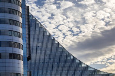 Gökyüzüne uzanan binalar. Gökyüzü arkaplanı. 