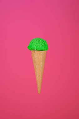 Helado de pistacho flotante ayık fondo fucsia