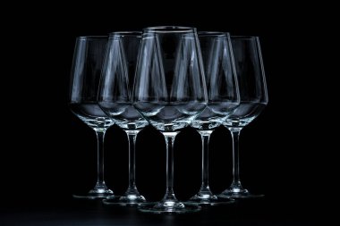 Siyah arka planda şarap kadehlerinin silueti