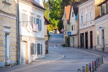 SAMOBOR, CROATIA-22 Mayıs 2022: Kuzey Hırvatistan 'ın Barok kentindeki renkli ortaçağ mimarisinde sansasyonel manzara
