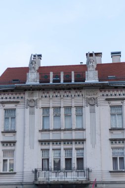 Samobor 'un Şehir Merkezi, arka planında kilisesi olan, yakındaki bir tepedeki harabe şato yüzünden turistik bir ilgi odağı..