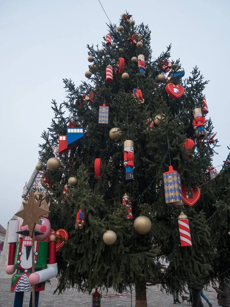 Μεγάλο Πράσινο Χριστουγεννιάτικο Δέντρο Στην Πλατεία Μια Μέρα — Φωτογραφία Αρχείου