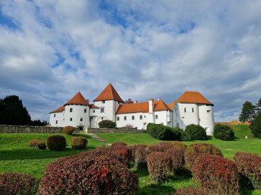 Eski Varazdin kasabası güneşli bir sonbahar gününde.