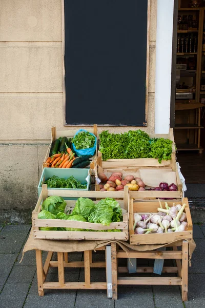 Kutularda taze sebzeler. Metin için boşluk.