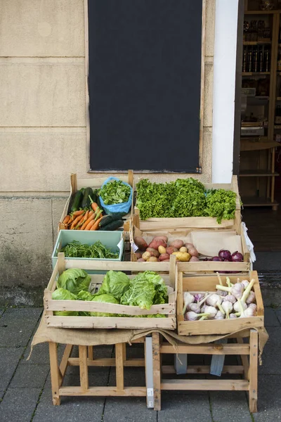 新鲜蔬菜在板条箱里 案文的篇幅 图库图片
