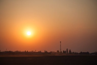 Sahada gün batımı. Doğada güzel bir gün batımı. Kırsal doğa gün batımında. Kızıl gün batımı manzarası