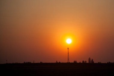 Sahada gün batımı. Doğada güzel bir gün batımı. Kırsal doğa gün batımında. Kızıl gün batımı manzarası