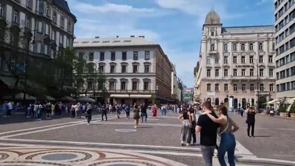 正面の広場のパノラマビュー聖イストバンBazilika ブダペスト ハンガリー 聖シュテファン大聖堂 — ストック動画