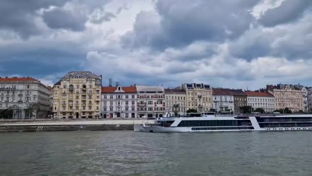 2023 Grote Boot Residentiële Gebouwen Achtergrond Rit Donau Boedapest — Stockvideo