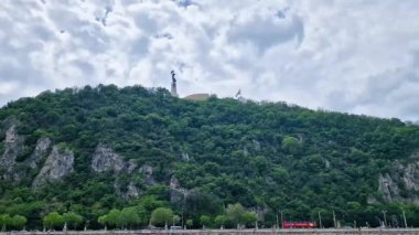 2023-05-21 Macaristan 'ın Donau nehrinin Gellert tepesindeki Özgürlük heykeline bakın.