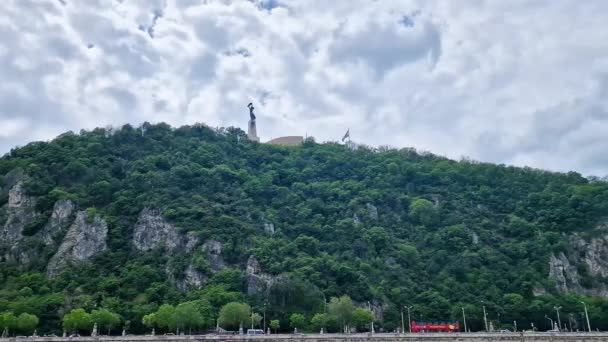 2023年5月21日ハンガリー ブダペストのドナウ川からゲレルトの丘の上にある自由の女神像を見る — ストック動画