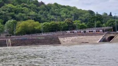 2023-05-21 Budapeşte, Macaristan 'daki sarı tramvay manzarası