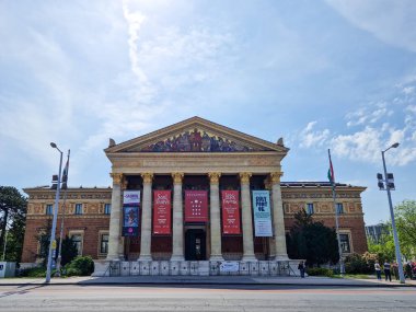 BUDAPEST / HUNGARY - 2023-05-19: Budapeşte 'deki Sanat Sarayı (Kunsthalle Budapeşte). Sanat Sarayı, 1895 yılında eklektik-neoklasik tarzda inşa edilmiş bir çağdaş sanat müzesidir..