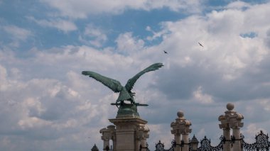 Budapeşte, Macaristan - 05.20.2023: Dağdaki Turul kuş heykeli, Tatabanya, Macaristan. Turul szobor, Tatabanya, Magyarorszag