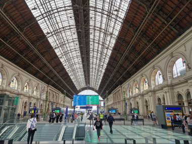 BUDAPEST, HUNGARY - 2023-05-19: İnsanlar Budapeşte keleti tren istasyonunun içinden geçiyor.