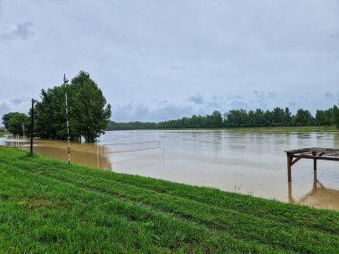06.08.2023. Hırvatistan 'ın Donja Dubrava kenti yakınlarındaki Drava Nehri' nin yüksek su seviyesi. Su nehir yatağını taşırdı ve yerleşim yerini tehdit etti..