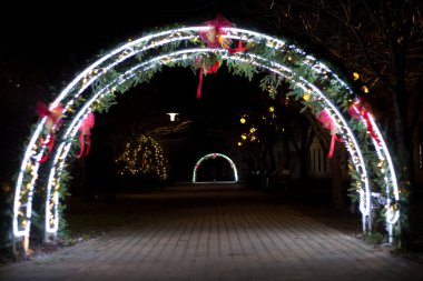 Arasıra parlayan Noel ve yeni yıl süslemeleri meydanda asılı, gece çekilen