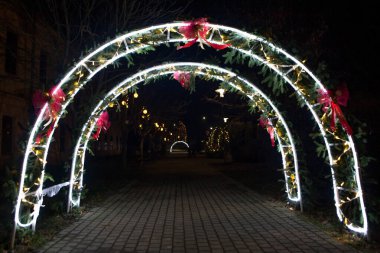 Arasıra parlayan Noel ve yeni yıl süslemeleri meydanda asılı, gece çekilen