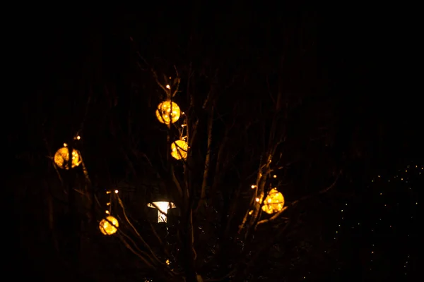 Arasıra Parlayan Noel Yeni Yıl Süslemeleri Meydanda Asılı Gece Çekilen — Stok fotoğraf