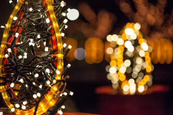 Ocasionalmente Brilhantes Decorações Natal Ano Novo Pendurar Praça Tiro Perto — Fotografia de Stock