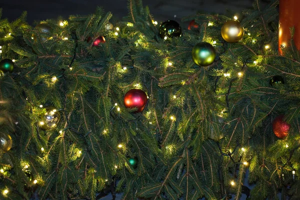 Ocasionalmente Brilhantes Decorações Natal Ano Novo Pendurar Praça Tiro Perto — Fotografia de Stock