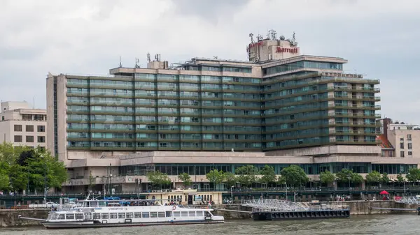 BUDAPEST-HUNGARY - 2023-05-06: Budapeşte Marriott Oteli, merkezde, Tuna Nehri 'ne bakan ve nehrin diğer tarafındaki Buda kalesinin manzarasına sahip. Macaristan 'ın başkentinin en iyi otellerinden biri.. 