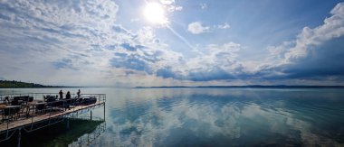 Balaton Gölü / HUNGARY - 2023-05-07 Balaton Gölü manzaralı. Gökyüzünün derin yüzeyden yansıması.