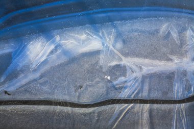 Karmaşık kristal desenleri ve dokuları serin mavi bir tonla ortaya çıkaran buzun yakın çekimi..